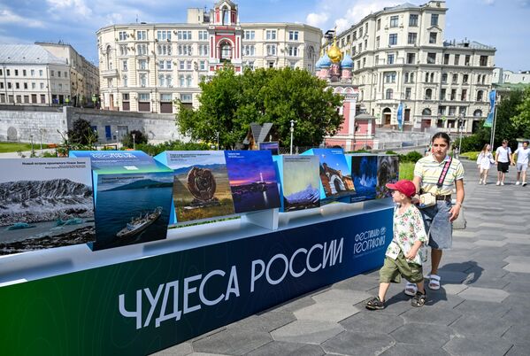 المشاركون في المهرجان السادس للجمعية الجغرافية الروسية "عجائب روسيا" في حديقة زاريادي في موسكو. - سبوتنيك عربي