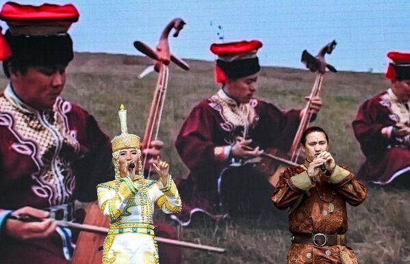 فنانون يؤدون عروضهم في المهرجان السادس للجمعية الجغرافية الروسية "عجائب روسيا" في حديقة زاريادي في موسكو. - سبوتنيك عربي