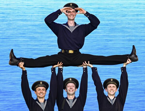 فنانون يؤدون عروضهم في المهرجان السادس للجمعية الجغرافية الروسية "عجائب روسيا" في حديقة زاريادي في موسكو. - سبوتنيك عربي