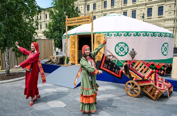 جناح جمهورية بشكيريا الروسية في المهرجان السادس للجمعية الجغرافية الروسية "عجائب روسيا" في حديقة زاريادي في موسكو. - سبوتنيك عربي