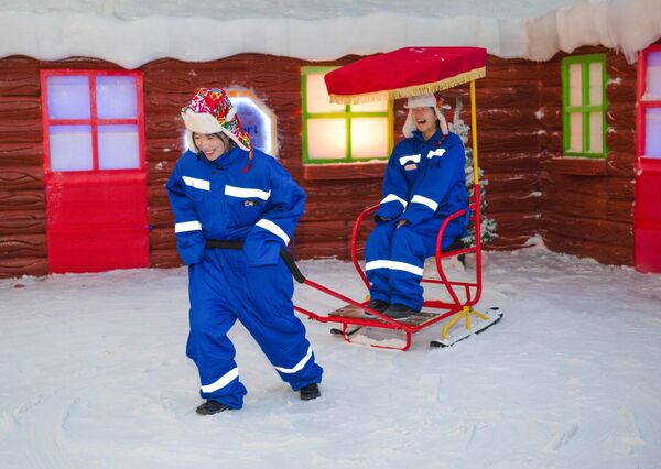 شبان يلعبون في معرض "صن آيلاند" للفنون الجليدية والثلجية في هاربين، الصين.  - سبوتنيك عربي