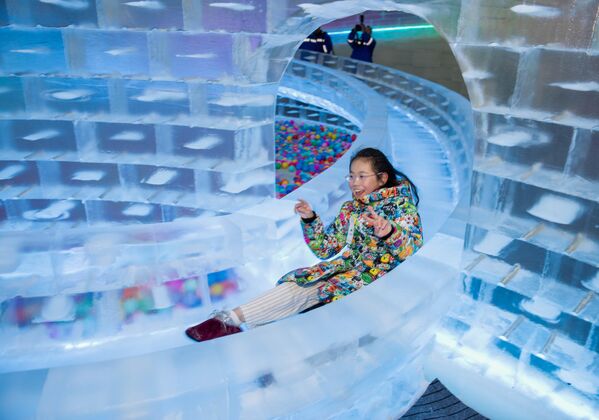 طفلة تلهو في معرض "صن آيلاند" للفنون الجليدية والثلجية في هاربين، الصين.   - سبوتنيك عربي