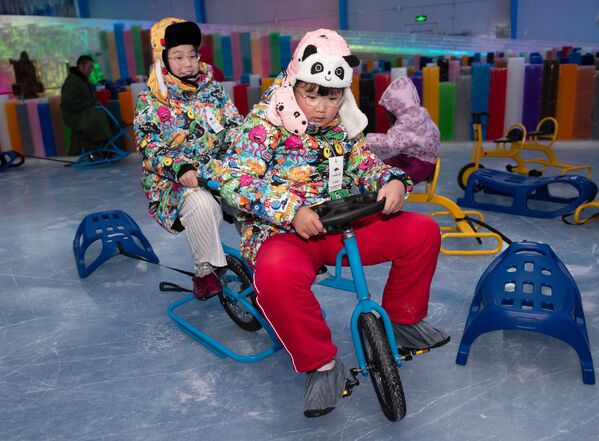 أطفال يقودون دراجة هوائية في معرض "صن آيلاند".  - سبوتنيك عربي