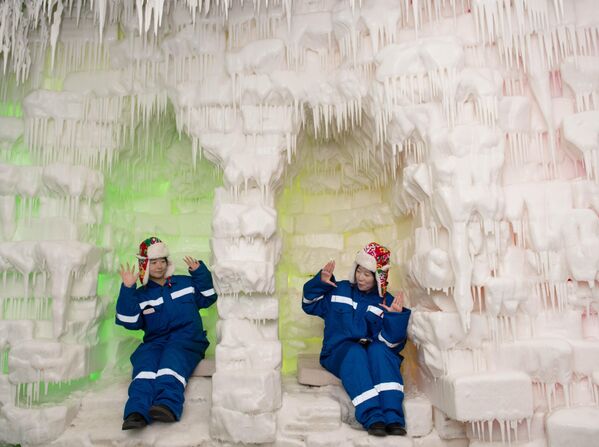 شبان يستمتعون بوقتهم ضمن معرض "صن آيلاند" للفنون الجليدية والثلجية.  - سبوتنيك عربي