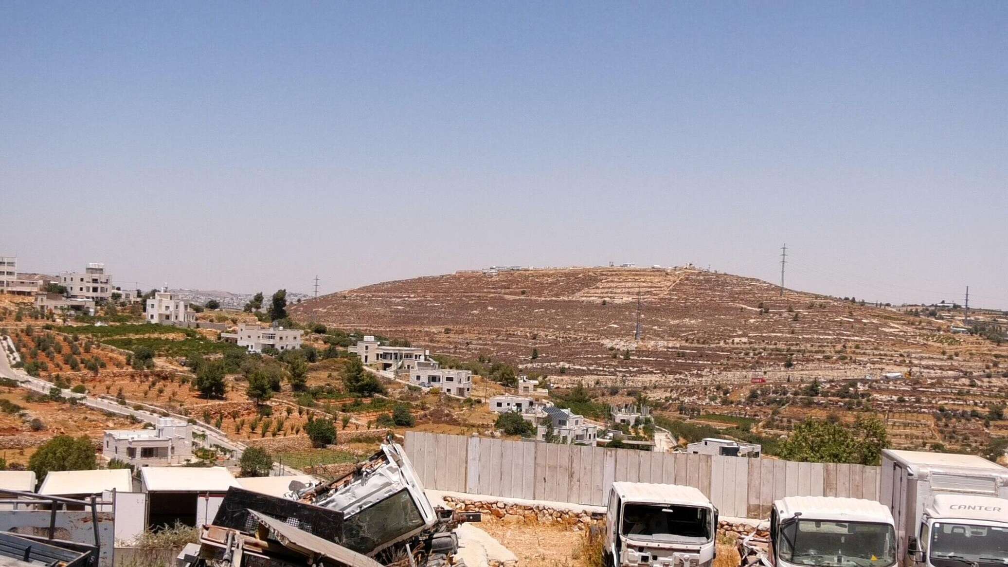 السلطات الإسرائيلية تسلم 17 عائلة في بلدة "أم طوبا" جنوب القدس قرارات بإخلاء منازلها