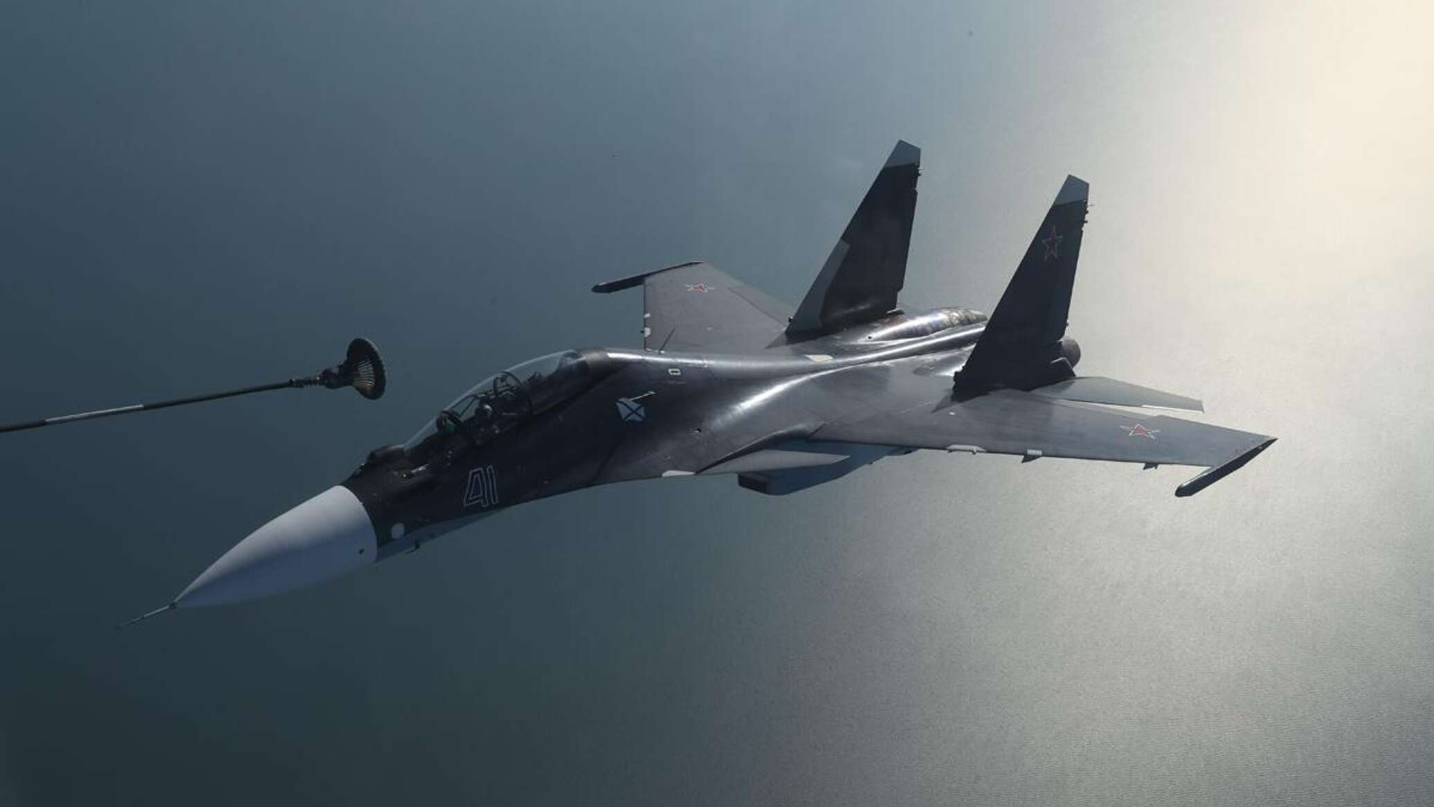 أول تعليق إيراني على استهداف طائرة أمريكية للتزود بالوقود