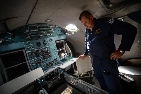 الرائد أوليغ كوختا في قمرة القيادة لأول طائرة "إيل-38إن" المضادة للغواصات خلال مراسم تسليمها لممثلي الطيران البحري للقوات البحرية الروسية في مطار معهد أبحاث الطيران باسم "إم.إم. غروموف في جوكوفسكي". - سبوتنيك عربي