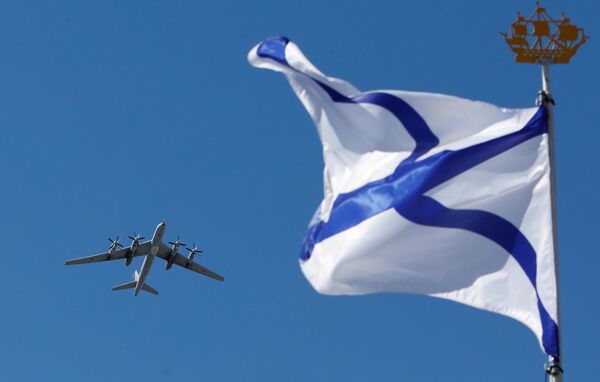 طائرة "تو-142" المضادة للغواصات بعيدة المدى تحلق في السماء خلال العرض العسكري البحري الرئيسي بمناسبة ذكرى تأسيس سلاح الجو لدى البحرية الروسية، في سان بطرسبورغ. - سبوتنيك عربي