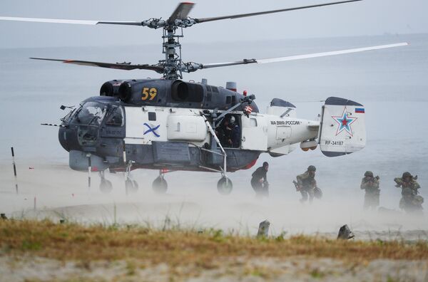 مشاة البحرية التابعون لأسطول البلطيق يهبطون من مروحية من طراز "كا-27 بي إس" على ساحل غير مجهز لعدو افتراضي خلال مناورات عسكرية. - سبوتنيك عربي