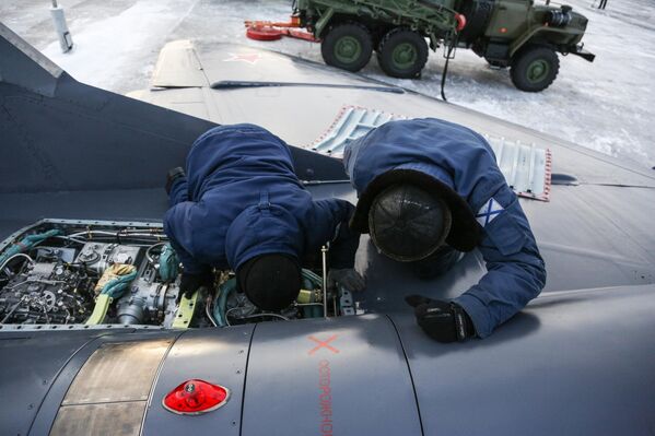 التحضير قبل الإقلاع للطائرة المقاتلة المتعددة المهام "ميغ-29 كي" على متن حاملة الطائرات خلال التدريبات العملية للطائرات المقاتلة على متن السفن التابعة للأسطول الشمالي في مطار "سيفيرومورسك-3" في مقاطعة مورمانسك. - سبوتنيك عربي