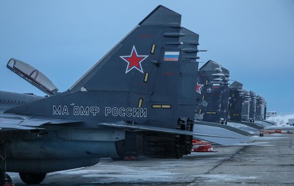 مقاتلات "ميغ-29كي" متعددة المهام على سطح حاملة الطائرات في مطار "سيفيرومورسك-3" في مقاطعة مورمانسك، حيث يجري طيارو فوج الطيران المقاتل البحري المستقل رحلات تدريبية. - سبوتنيك عربي