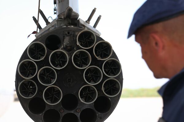 شحن قواذف الصواريخ غير الموجهة في القاذفة التكتيكية الأمامية "سو-24 إم" قبل الرحلات الجوية في قاعدة مركز الطيران البحري رقم 859 في مقاطعة ييسك. - سبوتنيك عربي