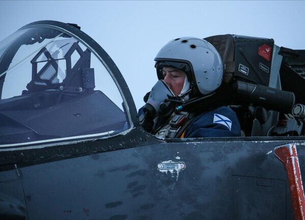 طيار في قمرة القيادة لمقاتلة متعددة المهام من طراز "ميغ-29كي" على سطح حاملة طائرات في مطار "سيفيرومورسك-3" في مقاطعة مورمانسك، حيث يجري طيارو فوج الطيران المقاتل البحري المستقل تدريبات طيران. - سبوتنيك عربي
