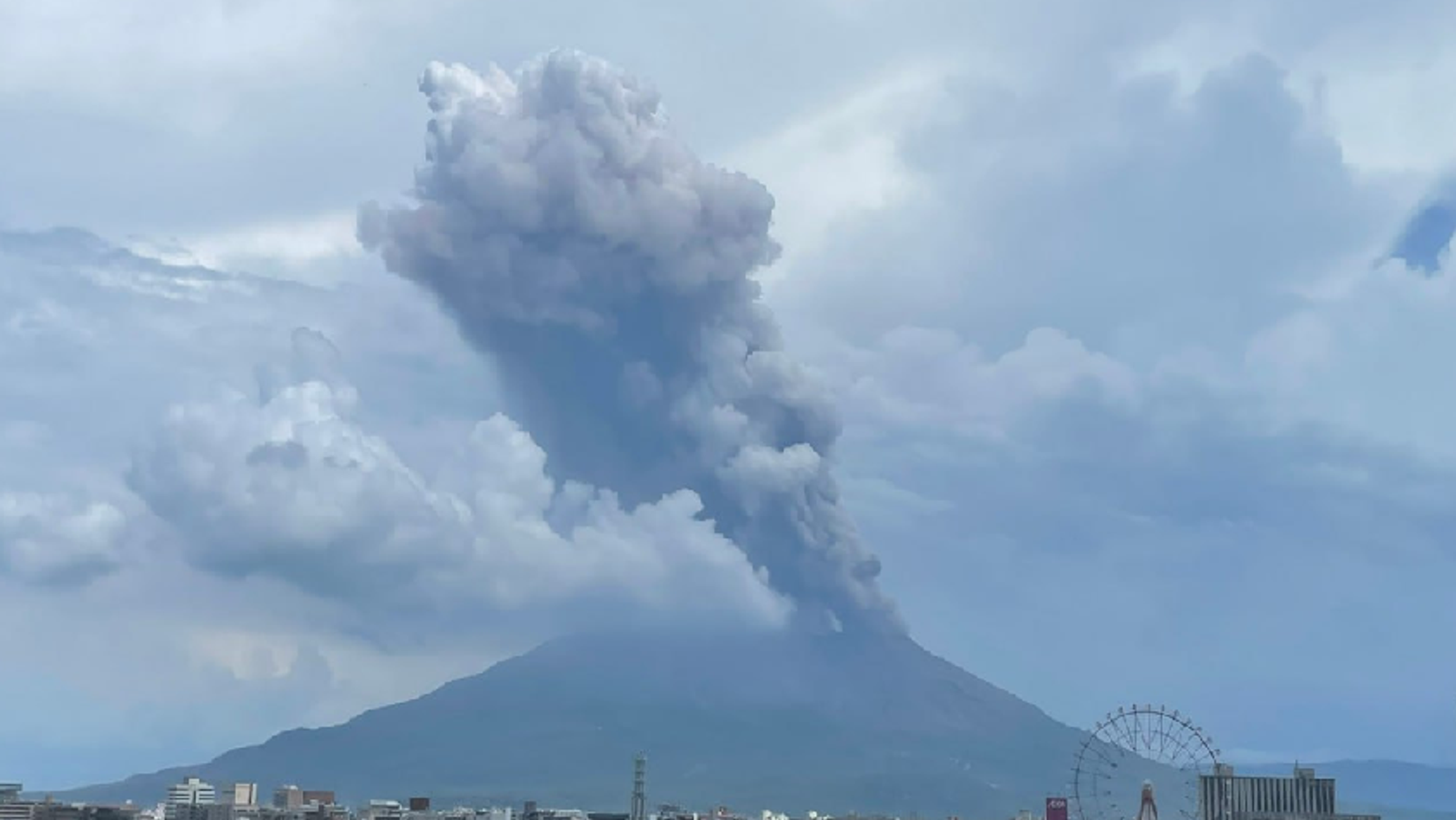 بركان هائل يواصل ثورانه.. فيديو