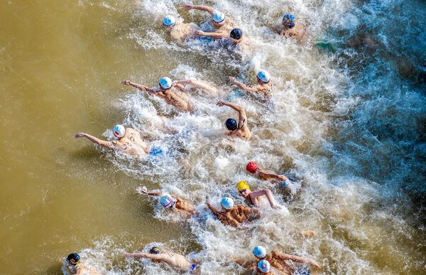 سباحون يتسابقون لعبور نهر "يانغتسي"، خلال فعاليات مهرجان ووهان الخمسين لعبور النهر، في ووهان، الصين - سبوتنيك عربي
