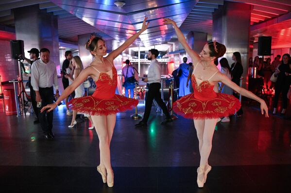 راقصو الباليه قبل حفل "غالا" الليلي لنجوم الباليه في مترو موسكو، روسيا - سبوتنيك عربي