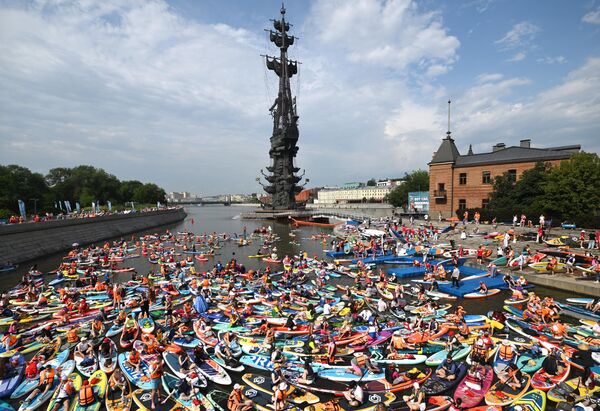 مشاركون في أحد المهرجانات المخصصة لقوارب التجذيف الرياضية، في العاصمة الروسية موسكو - سبوتنيك عربي