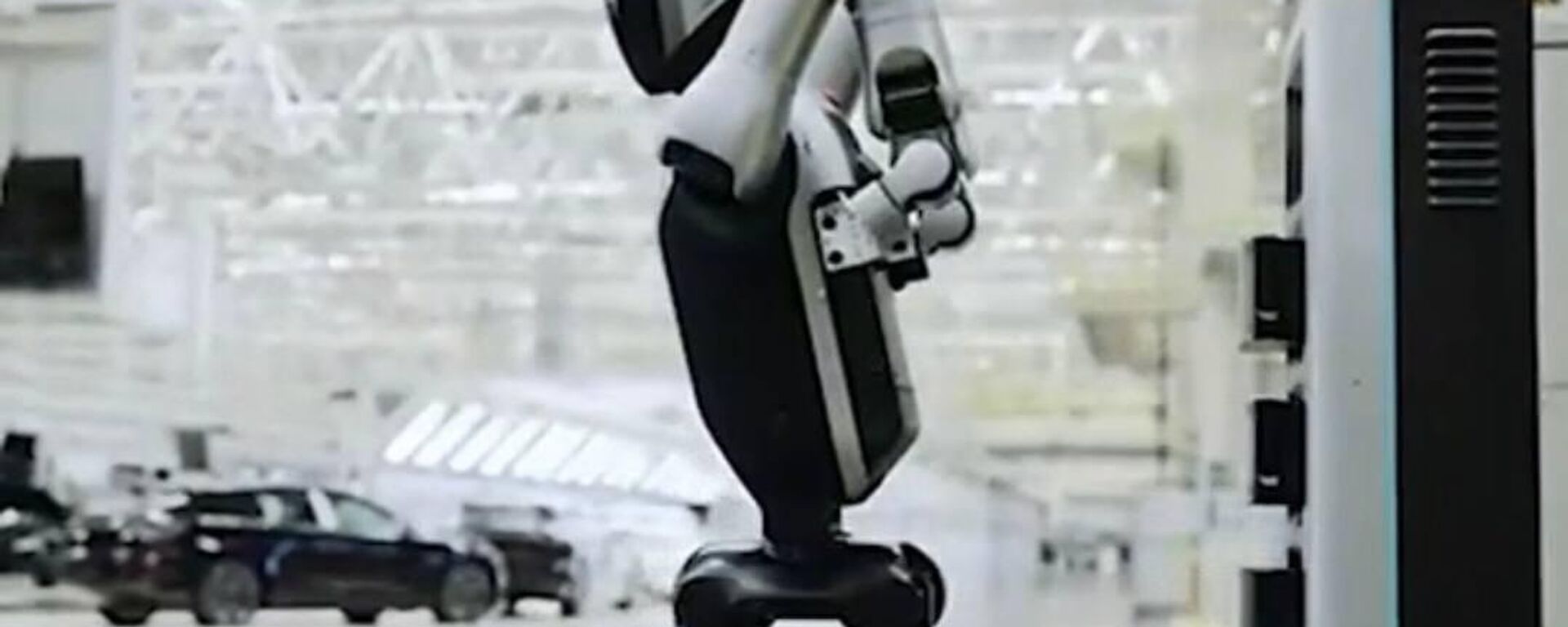 يغير بطاريته بنفسه... الصين تكشف عن أول روبوت بشري في العالم - سبوتنيك عربي, 1920, 13.08.2025