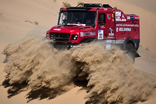 سائقو فريق MAZ-SPORTavto، سيرغي فيازوفيتش، وبافيل غارانين، وأندريه كراجيلسكي (الطاقم 302)، على مسافة المرحلة الثامنة "ألتاي - ألتاي" من رالي "طريق الحرير - 2025". يقام رالي الماراثون الدولي "طريق الحرير - 2025" في الفترة من 12 إلى 22 يوليو/تموز في روسيا ومنغوليا. - سبوتنيك عربي