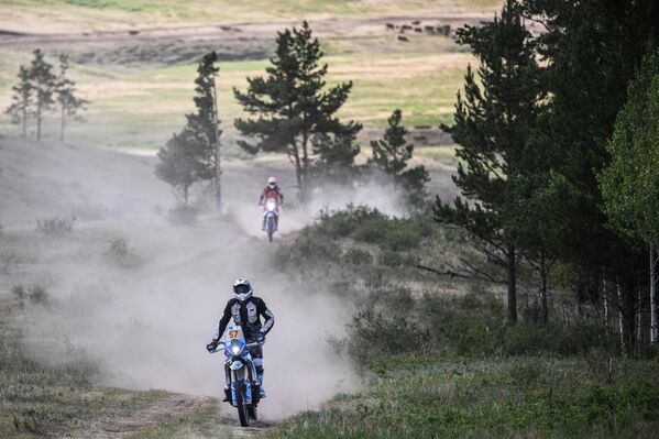 سائق الدراجات النارية أنطون كروغلوف (57) من فريق BN Racing على مسافة المرحلة الرابعة "أولان أودي - أولان باتور" من رالي طريق الحرير 2025. - سبوتنيك عربي