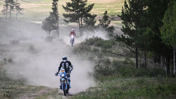 سائق الدراجات النارية أنطون كروغلوف (57) من فريق BN Racing على مسافة المرحلة الرابعة أولان أودي - أولان باتور من رالي طريق الحرير 2025. - سبوتنيك عربي