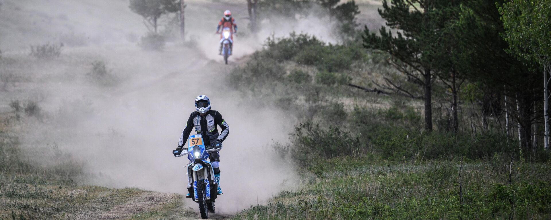 سائق الدراجات النارية أنطون كروغلوف (57) من فريق BN Racing على مسافة المرحلة الرابعة أولان أودي - أولان باتور من رالي طريق الحرير 2025. - سبوتنيك عربي, 1920, 14.09.2025