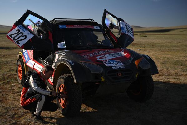 المتسابق في فريق NG-ENERGY دميتري كاربوف (طاقم 202) قبل بدء المرحلة السادسة "أولان باتور - بايانخونجور" من رالي طريق الحرير 2025. - سبوتنيك عربي
