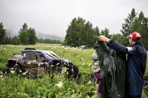 سائقا فريق Xesha Motorsport، تاتيانا سيشيفا وألكسندر أليكسييف (طاقم 211)، على مسافة المرحلة الثانية "إركوتسك - بايكالسك" من رالي طريق الحرير 2025.  - سبوتنيك عربي