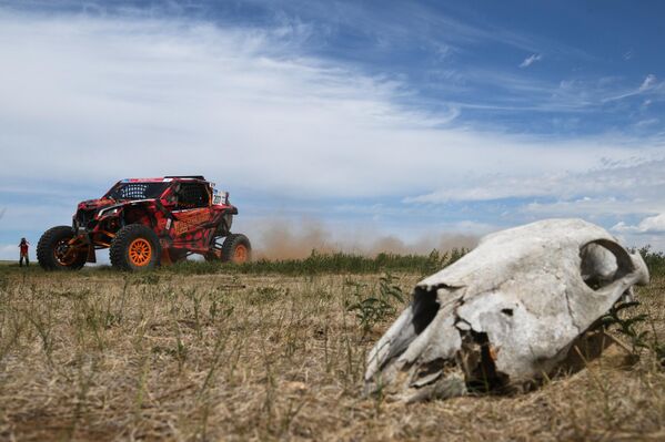سائقا فريق تشيركيسوف أليكسي تشيركيسوف وأرتيوم شيفليف (طاقم 207) على مسافة المرحلة الخامسة "أولان باتور - أولان باتور" من رالي طريق الحرير 2025. - سبوتنيك عربي
