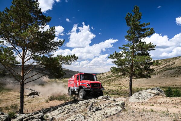 سائقو فريق MAZ-SPORTavto، فيتالي موريليف، وألكسندر شفيد، وإيفجيني تيونيل (طاقم 309) على مسافة المرحلة الرابعة "أولان أودي - أولان باتور" من رالي طريق الحرير 2025. - سبوتنيك عربي