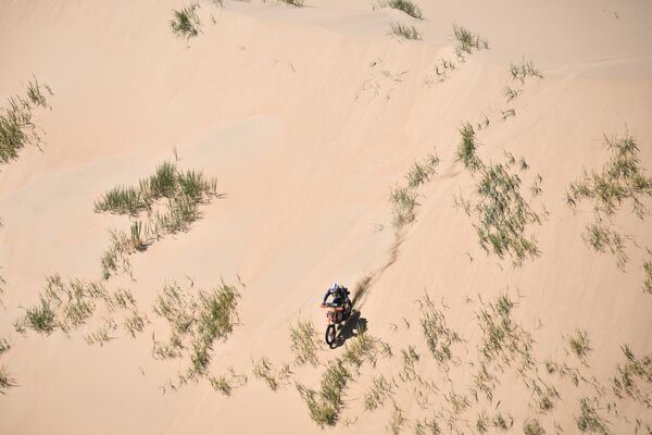 أوليغ بافلينكو سائق فريق MMK للدراجات النارية على مسافة المرحلة الثامنة "ألتاي - ألتاي" من رالي "طريق الحرير - 2025". - سبوتنيك عربي