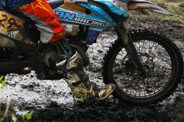 سائق الدراجات النارية في فريق BN Racing، يفغيني أوزول، على مسافة المرحلة الثالثة "بايكالسك - أولان أودي" من رالي طريق الحرير 2025. يقام رالي الماراثون الدولي "طريق الحرير - 2025" في الفترة من 12 إلى 22 يوليو، في جميع أنحاء روسيا ومنغوليا. - سبوتنيك عربي