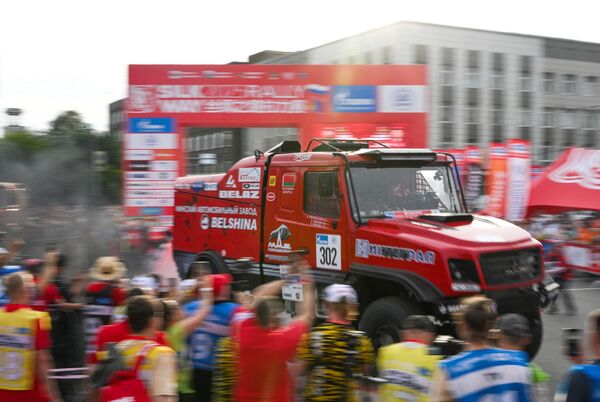 سائقو فريق ماز-سبورت للسيارات، سيرغي فيازوفيتش، وبافيل غارانين، وأندريه كراجيلسكي، في حفل الانطلاق الرسمي لرالي طريق الحرير 2025 في إركوتسك. - سبوتنيك عربي