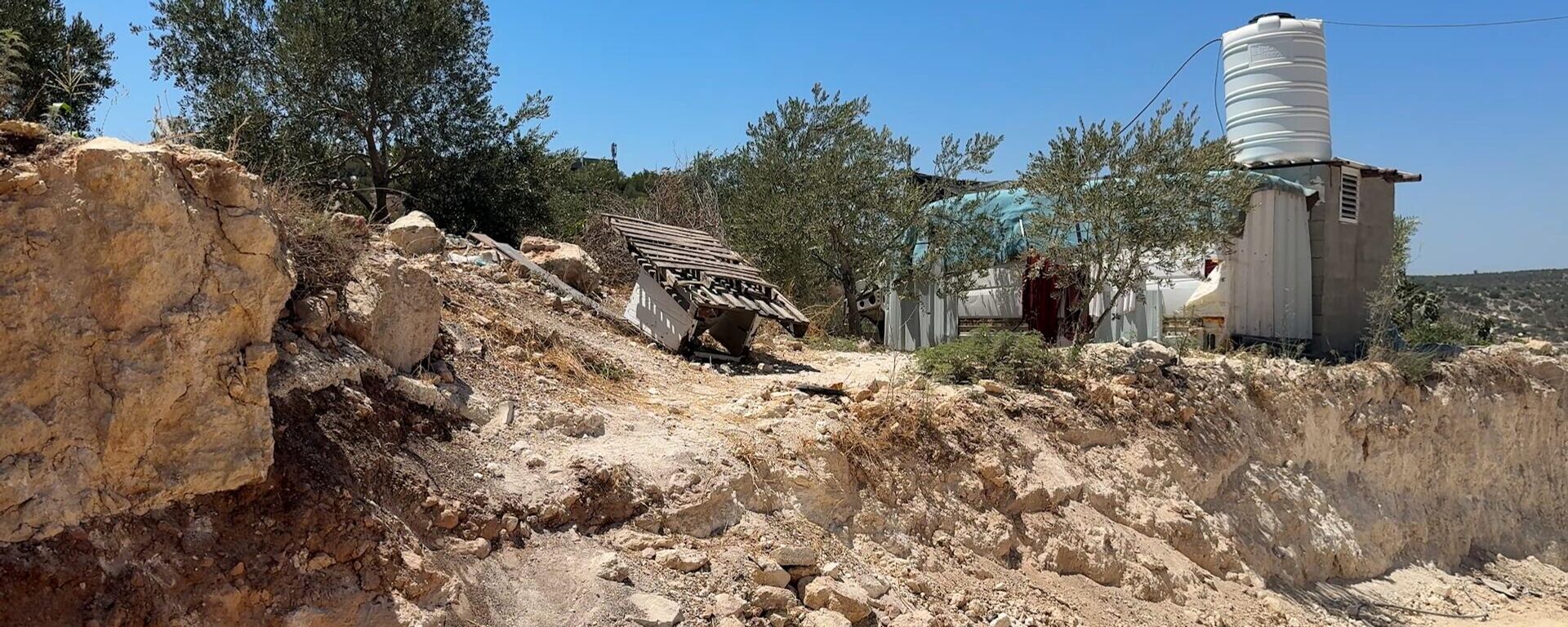 فلسطيني يعيش في حافلة متعطلة بعد نزوحه قسرا من مخيم طولكرم شمالي الضفة الغربية  - سبوتنيك عربي, 1920, 09.08.2025