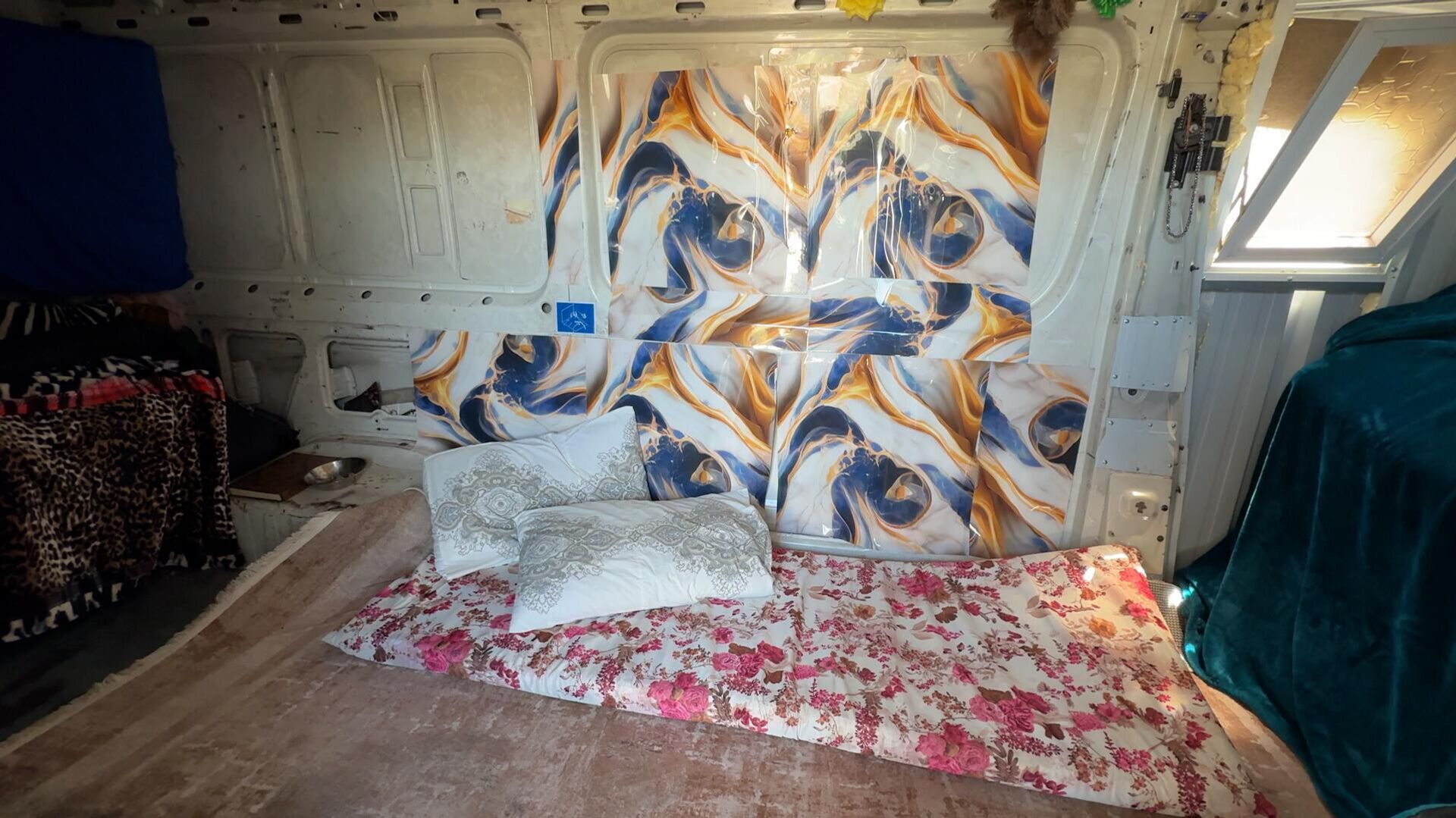 فلسطيني يعيش في حافلة متعطلة بعد نزوحه قسرا من مخيم طولكرم شمالي الضفة الغربية  - سبوتنيك عربي, 1920, 21.07.2025