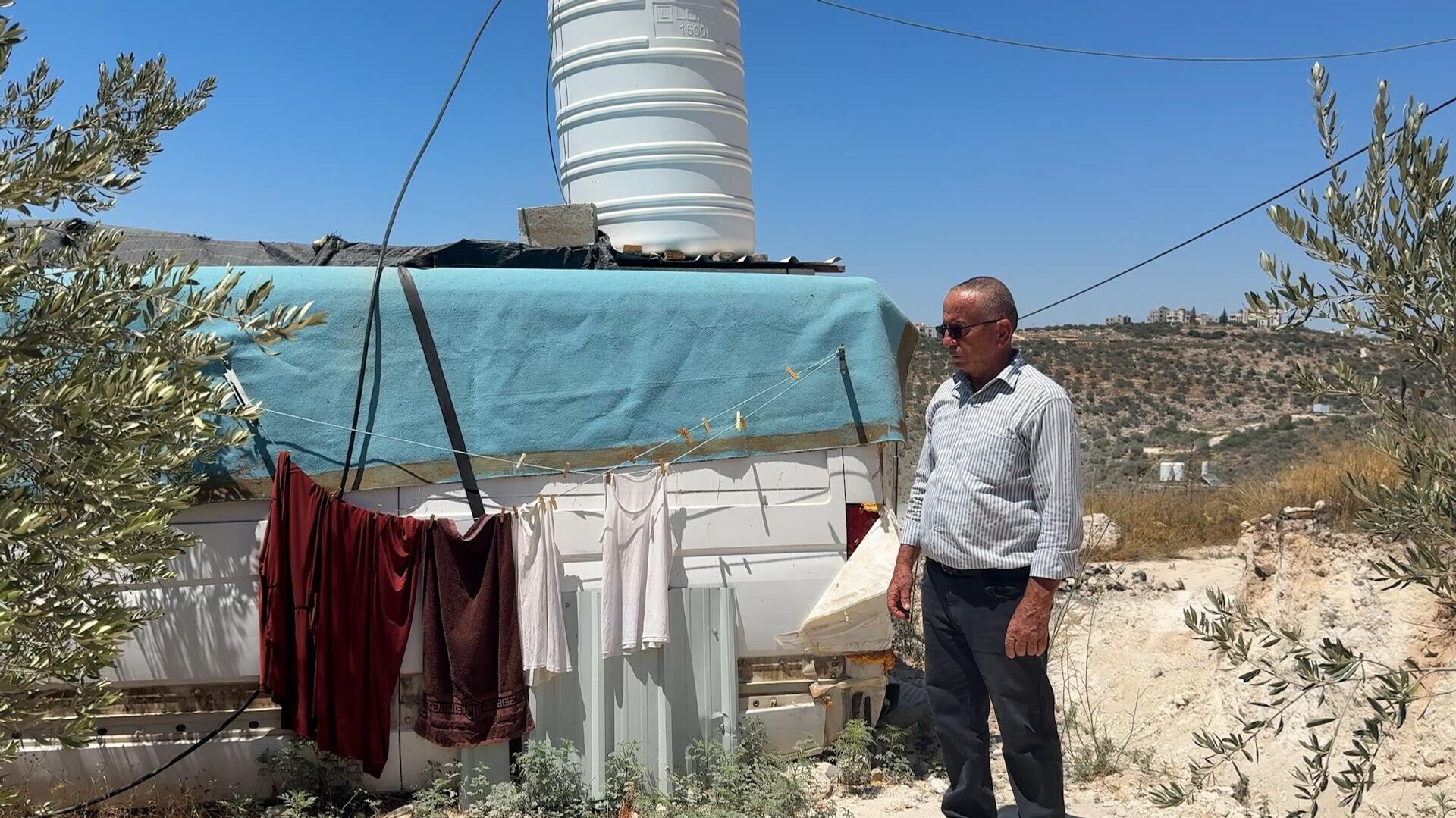 فلسطيني يعيش في حافلة متعطلة بعد نزوحه قسرا من مخيم طولكرم شمالي الضفة الغربية  - سبوتنيك عربي, 1920, 21.07.2025