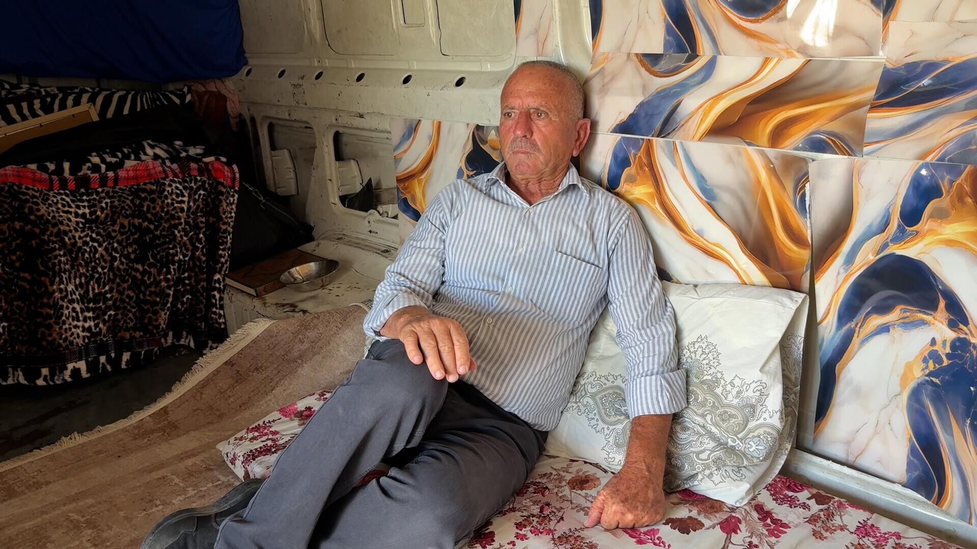 فلسطيني يعيش في حافلة متعطلة بعد نزوحه قسرا من مخيم طولكرم شمالي الضفة الغربية  - سبوتنيك عربي, 1920, 21.07.2025
