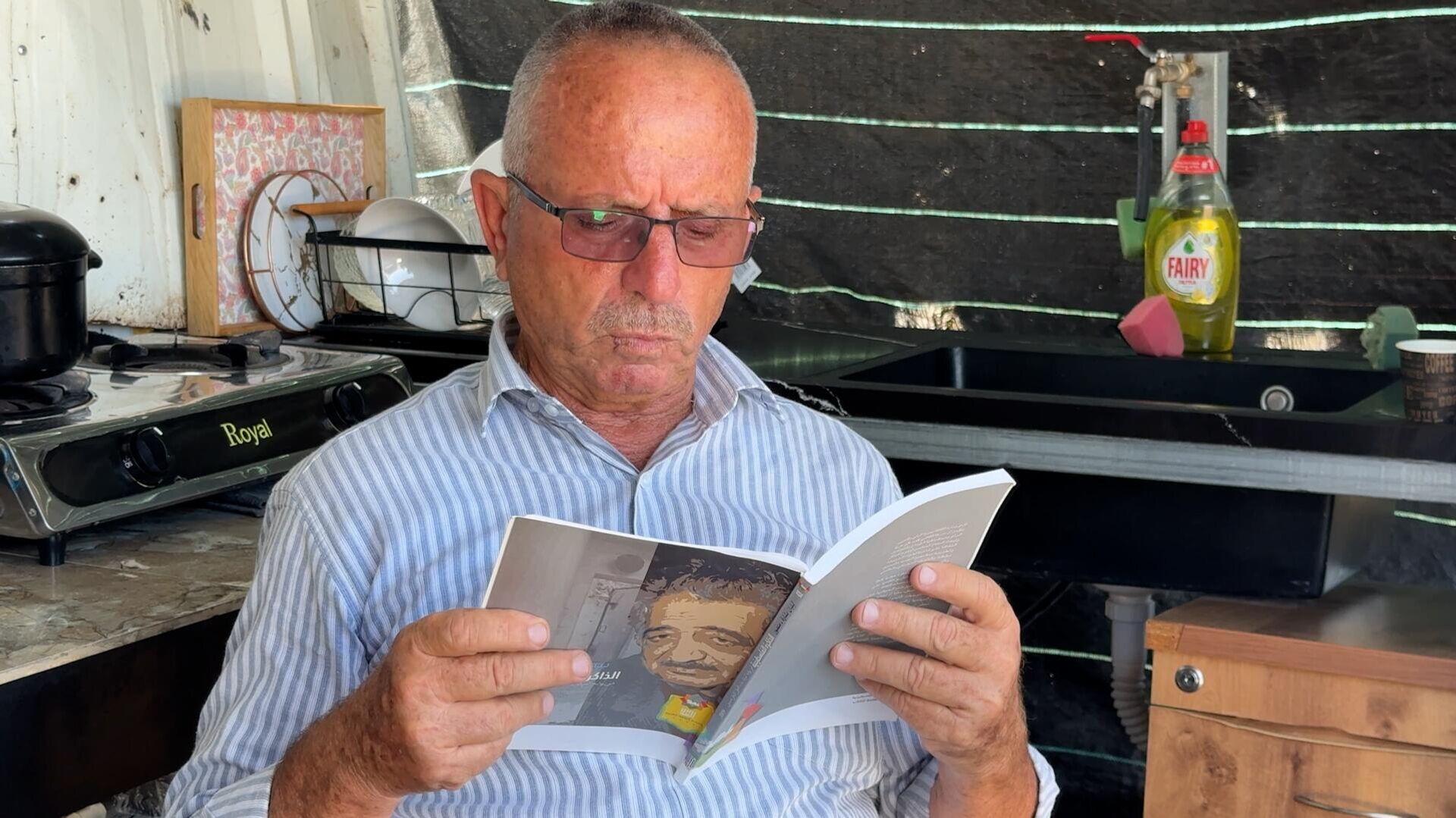 فلسطيني يعيش في حافلة متعطلة بعد نزوحه قسرا من مخيم طولكرم شمالي الضفة الغربية  - سبوتنيك عربي, 1920, 21.07.2025