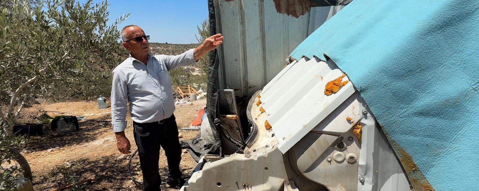 فلسطيني يعيش في حافلة متعطلة بعد نزوحه قسرا من مخيم طولكرم شمالي الضفة الغربية  - سبوتنيك عربي, 1920, 22.07.2025