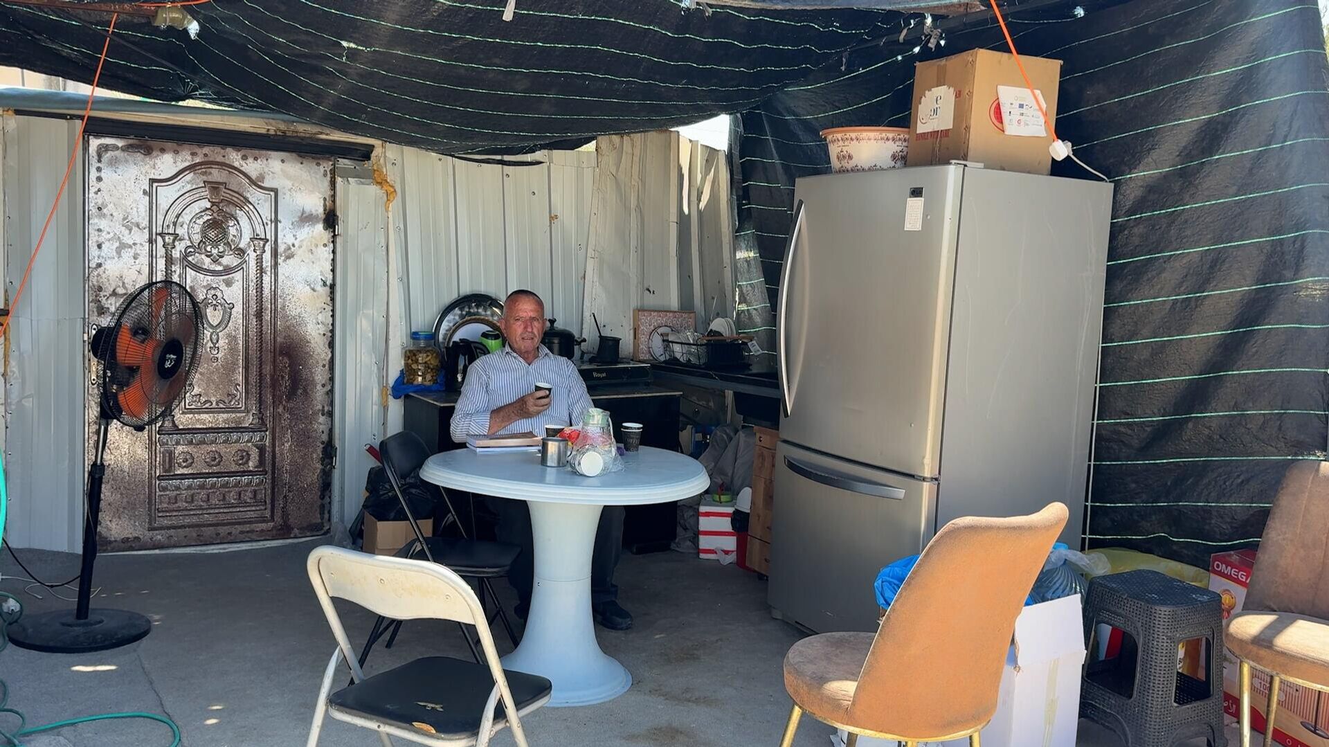 فلسطيني يعيش في حافلة متعطلة بعد نزوحه قسرا من مخيم طولكرم شمالي الضفة الغربية  - سبوتنيك عربي, 1920, 21.07.2025