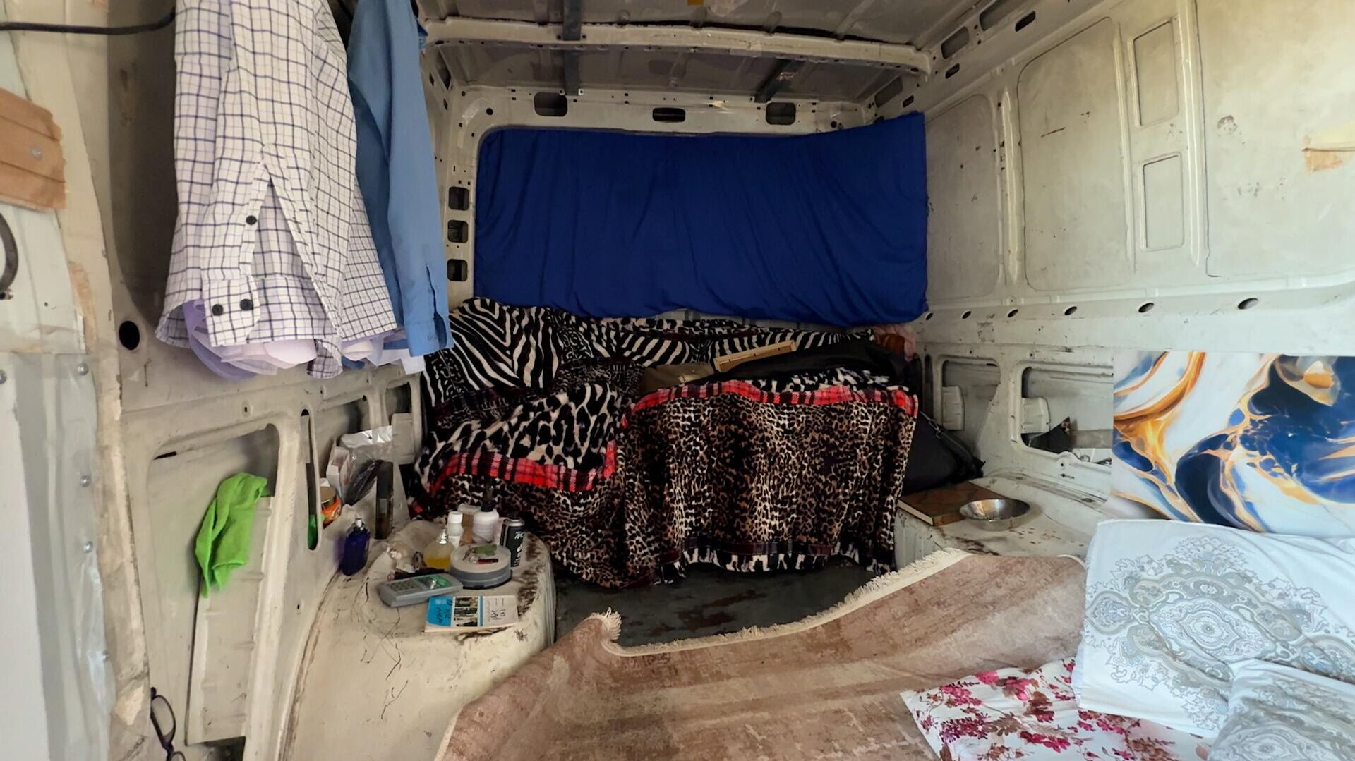 فلسطيني يعيش في حافلة متعطلة بعد نزوحه قسرا من مخيم طولكرم شمالي الضفة الغربية  - سبوتنيك عربي, 1920, 21.07.2025