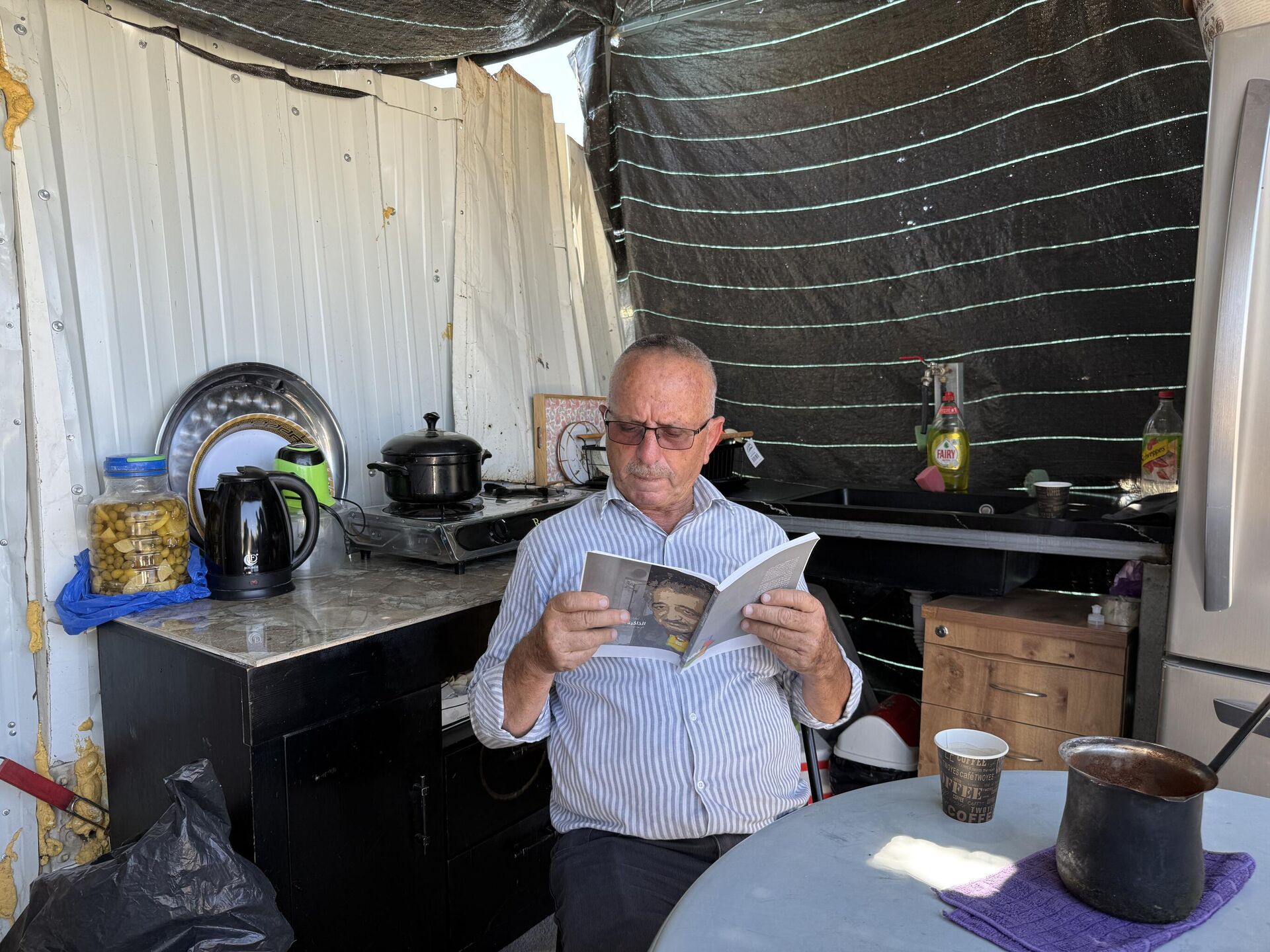 فلسطيني يعيش في حافلة متعطلة بعد نزوحه قسرا من مخيم طولكرم شمالي الضفة الغربية  - سبوتنيك عربي, 1920, 21.07.2025