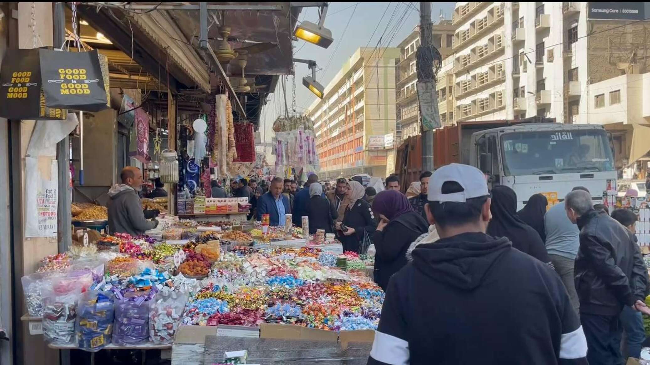 العمالة الأجنبية تزاحم الشباب العراقي على لقمة العيش