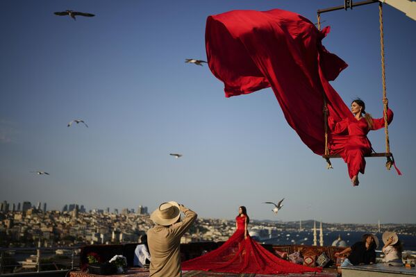 سياح يلتقطون الصور في الهواء الطلق في منطقة تطل على مضيق البوسفور في إسطنبول، تركيا. - سبوتنيك عربي