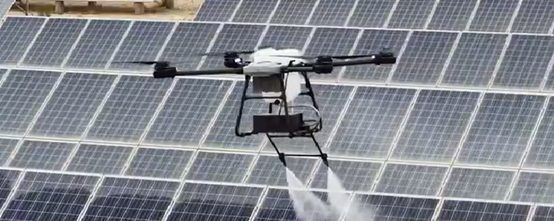 طائرة دون طيار تقوم بتنظيف ألواح الطاقة الشمسية في الصين. - سبوتنيك عربي, 1920, 21.08.2025