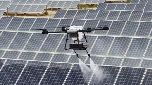 طائرة دون طيار تقوم بتنظيف ألواح الطاقة الشمسية في الصين. - سبوتنيك عربي