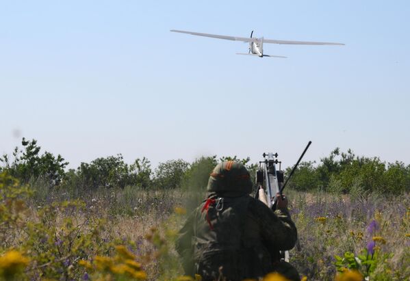 لحظة إطلاق طائرة الاستطلاع المسيرة الروسية "أورلان-10" - سبوتنيك عربي