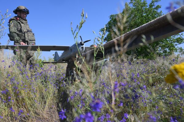 جندي من طاقم الاستطلاع يقوم بإعداد طائرة "أورلان-10" المسيرة الروسية، لإطلاقها في اتجاه كراسنوارميسكي، في إطار العملية العسكرية الخاصة - سبوتنيك عربي