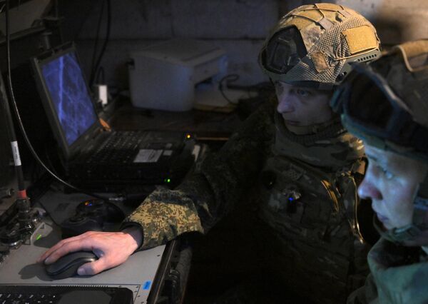 أطقم مشغلي طائرة الاستطلاع المسيرة الروسية "أورلان-10"، التابعة لوحدات قوات مجموعة "المركز" الروسية - سبوتنيك عربي