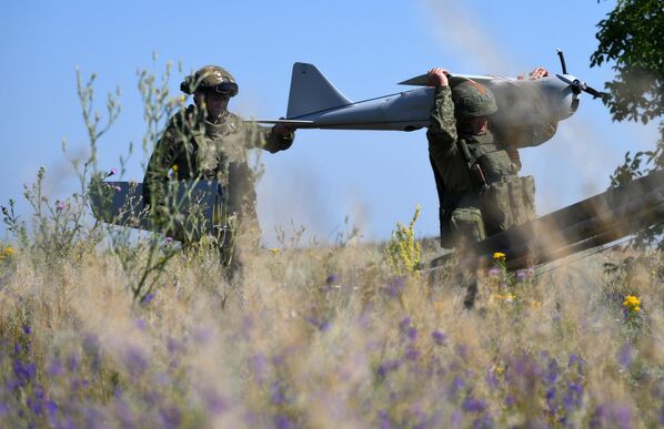 أفراد من قوات مجموعة "المركز" الروسية، يقومون بتجهيز طائرة الاستطلاع المسيرة الروسية "أورلان-10"، لإطلاقها في اتجاه كراسنوارميسكي، في إطار العملية العسكرية الخاصة - سبوتنيك عربي